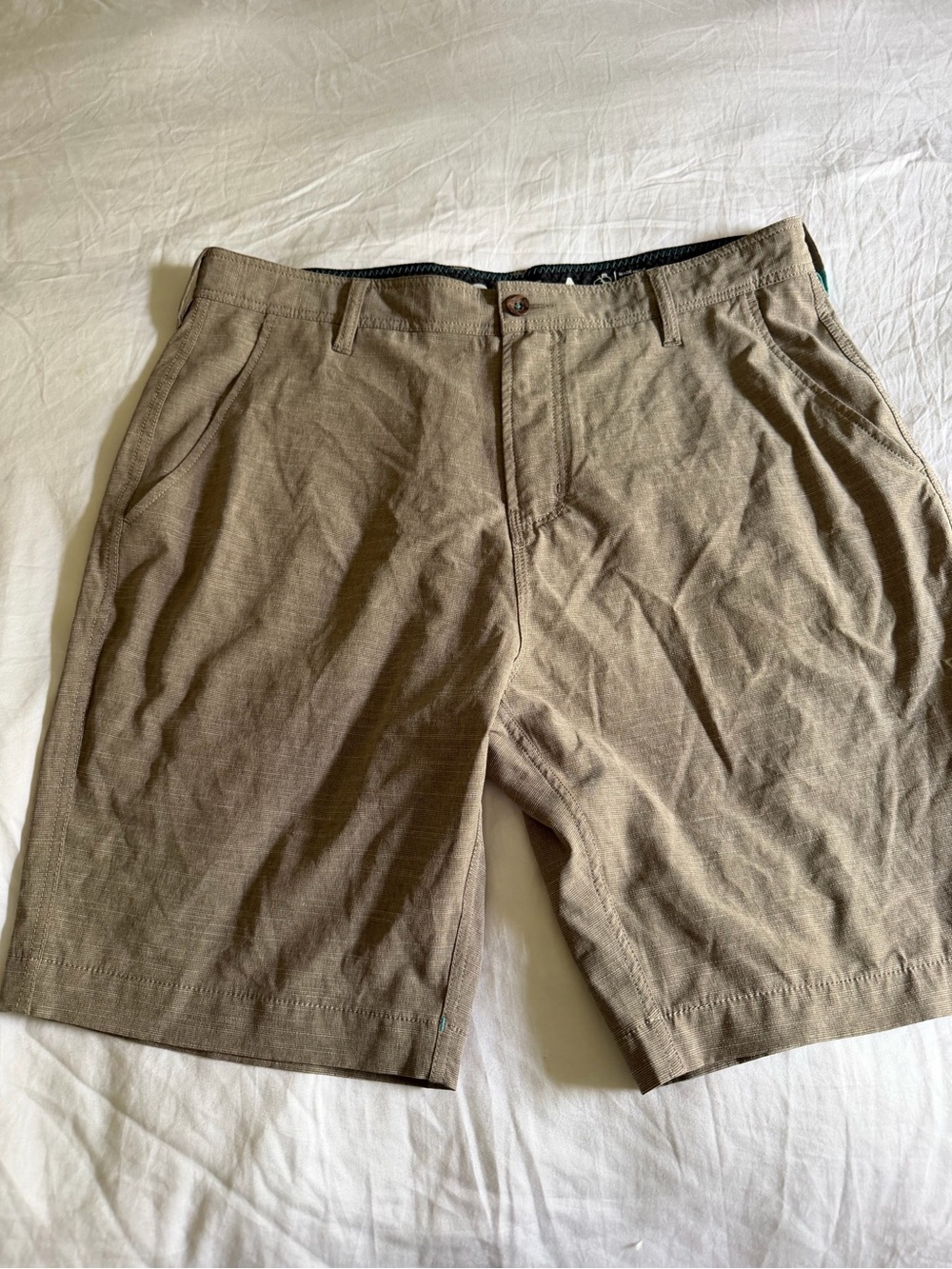 VISSLA Men's Flat Front Shorts - dr tan